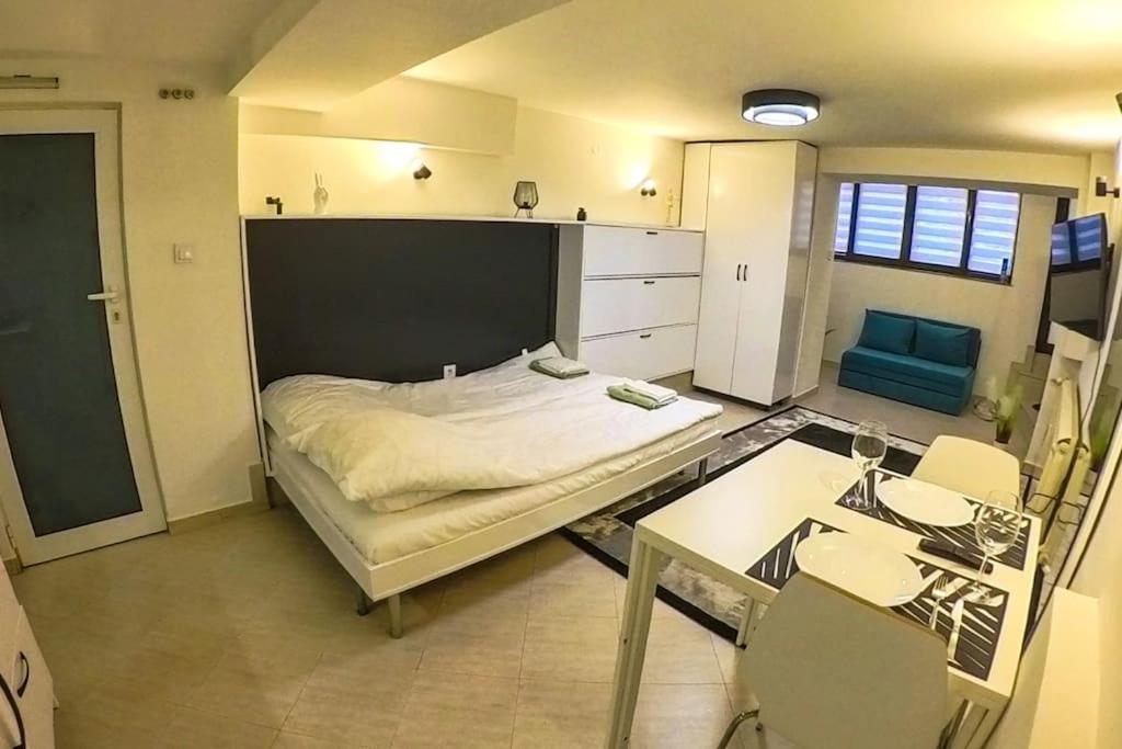 Studio With Courtyard Just Steps Away Vitosha Str Sofia Luaran gambar